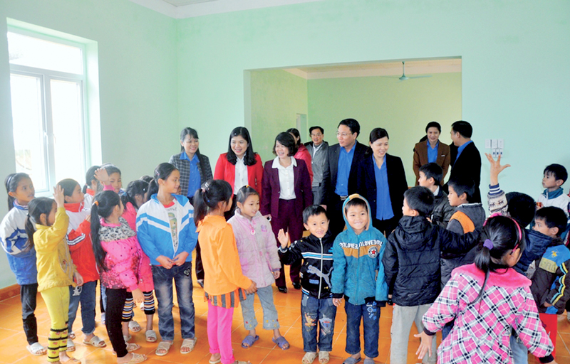 Học sinh điểm trường Khe Xa, Trường Tiểu học Đạp Thanh (huyện Ba Chẽ) cùng các đại biểu thăm công trình Nhà bán trú dân nuôi trong ngày khánh thành.