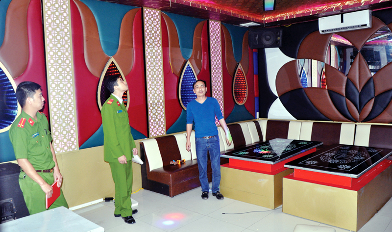 Cảnh sát PCCC số 1 kiểm tra một cơ sở kinh doanh karaoke trên địa bàn TP Móng Cái.
