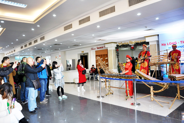 Biểu diễn ca múa nhạc dân tộc tại nhà ga phục vụ du khách tham quan Vịnh Hạ Long.