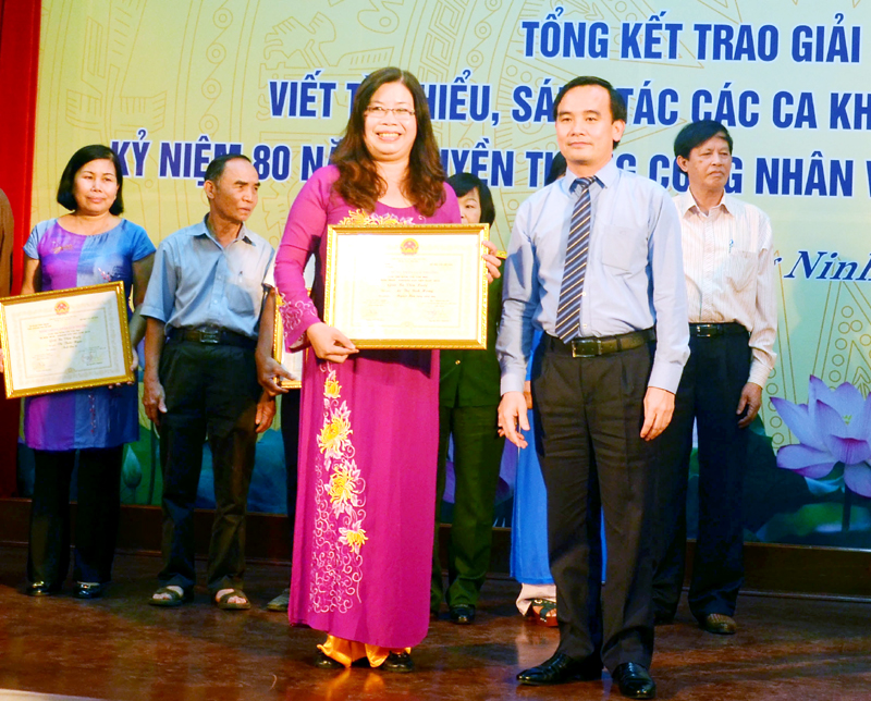Nhà văn Lê Thị Bích Hồng nhận giải ba cuộc thi văn học do Hội Nhà văn Việt Nam và TKV tổ chức năm 2016.
