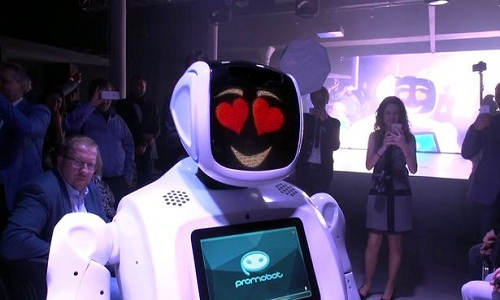 Mắt Promobot rực sáng hình trái tim khi thấy người mẫu nó yêu thích.