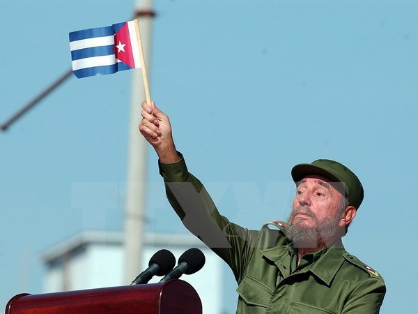 Lãnh tụ Cuba Fidel Castro phát biểu trước hàng nghìn người dân bên ngoài Văn phòng đại diện quyền lợi của Mỹ ở La Habana (Cuba) ngày 21/6/2004. (Nguồn: EPA/ TTXVN)