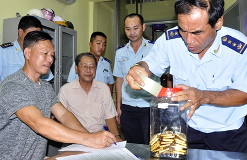 Thiếu tá Rim Ri Linh mang 18 kg vàng lậu qua biên giới Tịnh Biên, An Giang. Ảnh: C.A