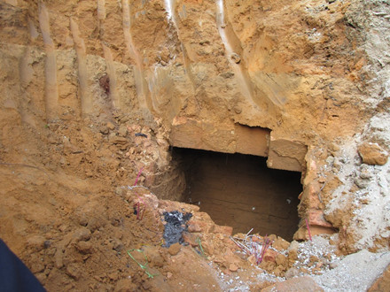 Một trong hai ngôi mộ cổ tại thời điểm được nhóm thi công đào xây kè phát hiện