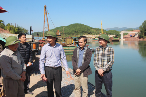 Phó Chủ tịch UBND tỉnh, cùng đoàn công tác kiểm tra hệ thống kênh dẫn dòng tại hồ chứa nước Khe Cát.