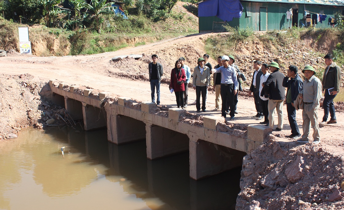 Phó Chủ tịch Thường trực UBND tỉnh Vũ Văn Diện, cùng đoàn công tác kiểm tra hệ thống kênh dẫn dòng tại hồ chứa nước Khe Cát.