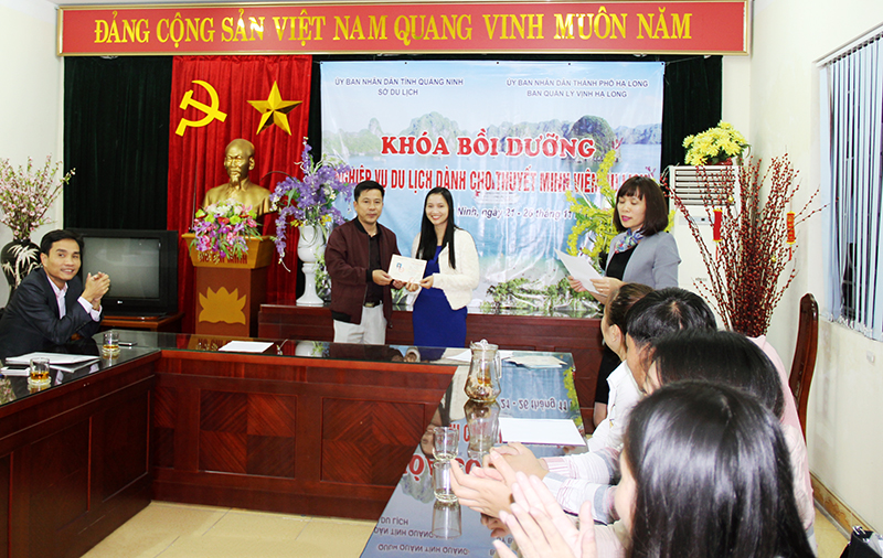 Đ/c Lê Minh Tân – PGĐ sở Du Lịch Quảng Ninh  trao chứng chỉ cho học viên