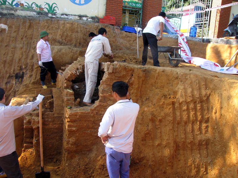 Ngôi mộ mổ thứ nhất được khai quật.