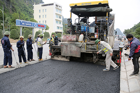 Từ ngày 25-11, gói thầu số 1 thi công đường từ phường Hà Tu (TP Hạ Long) đến đầu đường tránh TP Cẩm Phả đã tổ chức thảm mặt đường. Dự kiến đến trung tuần tháng 12-2016 hoàn thành thảm để triển khai các hạng mục còn lại.