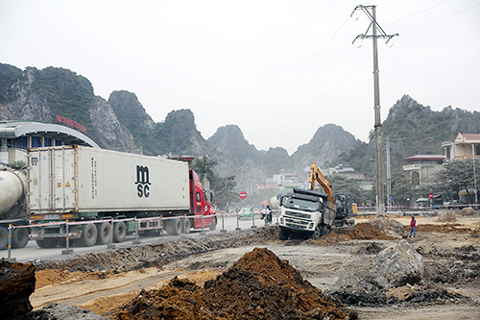 Nút giao đường tránh Cẩm Phả hiện gặp đất yếu, đầu tháng 12-2016 sẽ cơ bản hoàn thành thay đất để tổ chức thi công nền đường.
