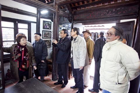 Họa sỹ Nguyễn Thị Hiền giới thiệu tới du khách tham quan nhà lưu niệm Kim Lân