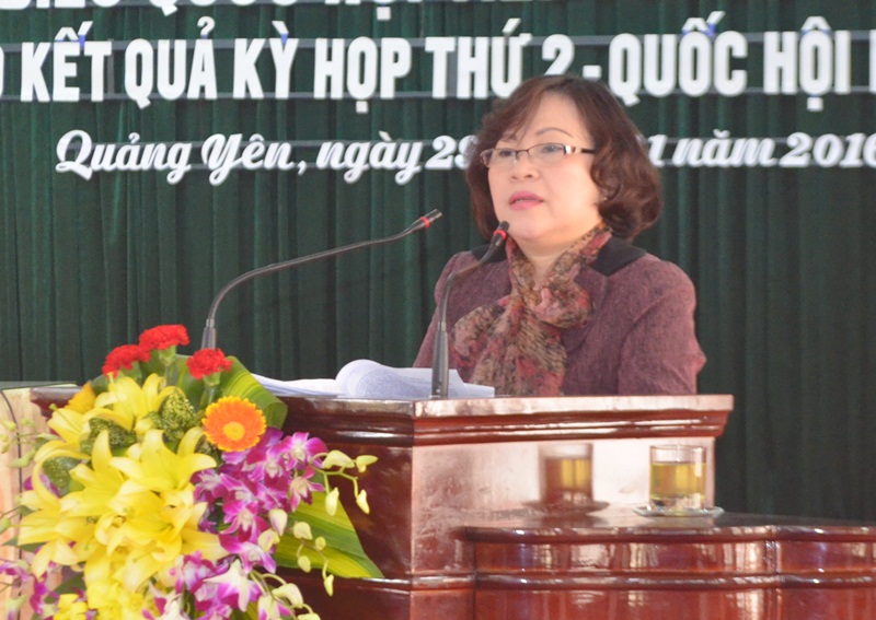 Đồng chí Ngỗ Thị Minh, ĐBQH tỉnh Quảng Ninh, khóa XIV thông báo với cử tri Thị xã Quảng Yên