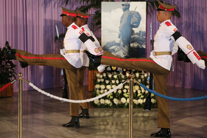 Lính tiêu binh thực hiện nghi thức bên di ảnh Fidel Castro huyền thoại.
