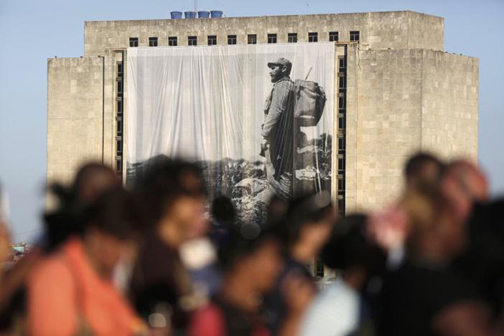 Bức chân dung lớn của lãnh tụ Cuba Fidel Castro treo trên tường tòa nhà nơi người dân xếp hàng viếng ông.