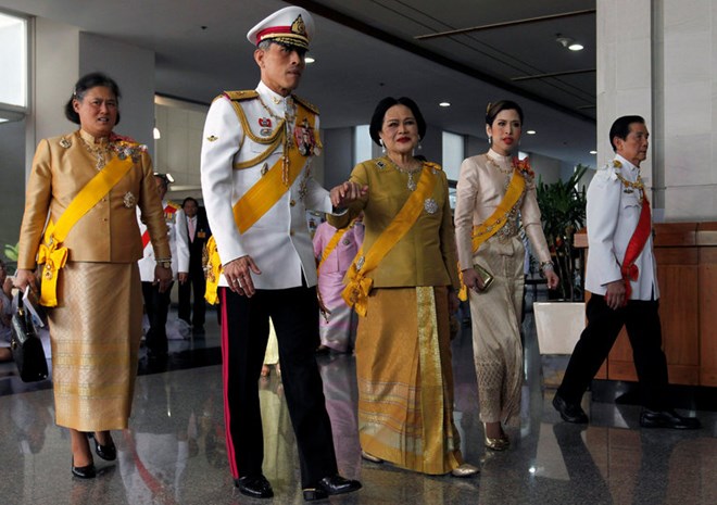 Thái tử Thái Lan Maha cùng thân mẫu và chị gái (Nguồn: AP)