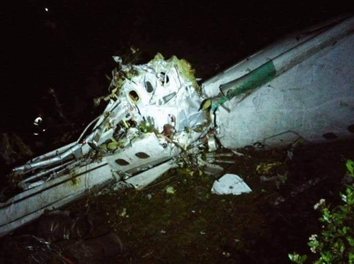 Hình ảnh được cho là mảnh vỡ của phi cơ gặp nạn. Ảnh: Twitter/Andres Felipe Arcos.