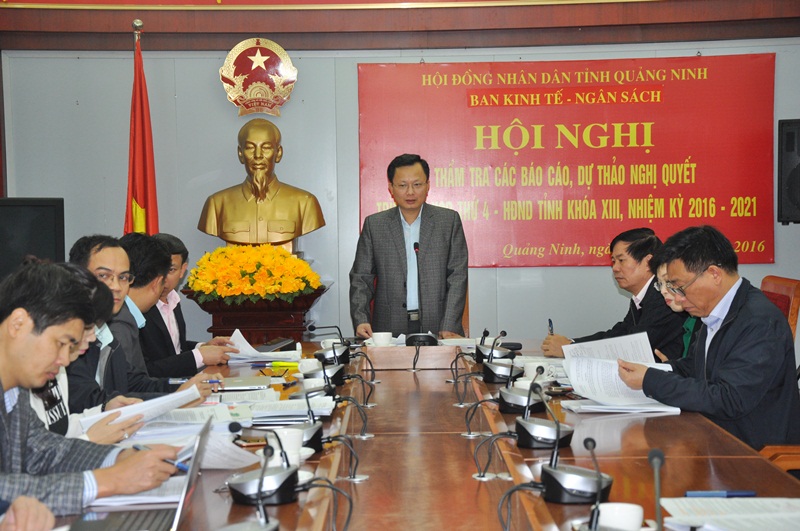 Đồng chí Cao Tường Huy, Trưởng Ban Kinh tế-Ngân sách HĐND tỉnh phát biểu tại hội nghị.