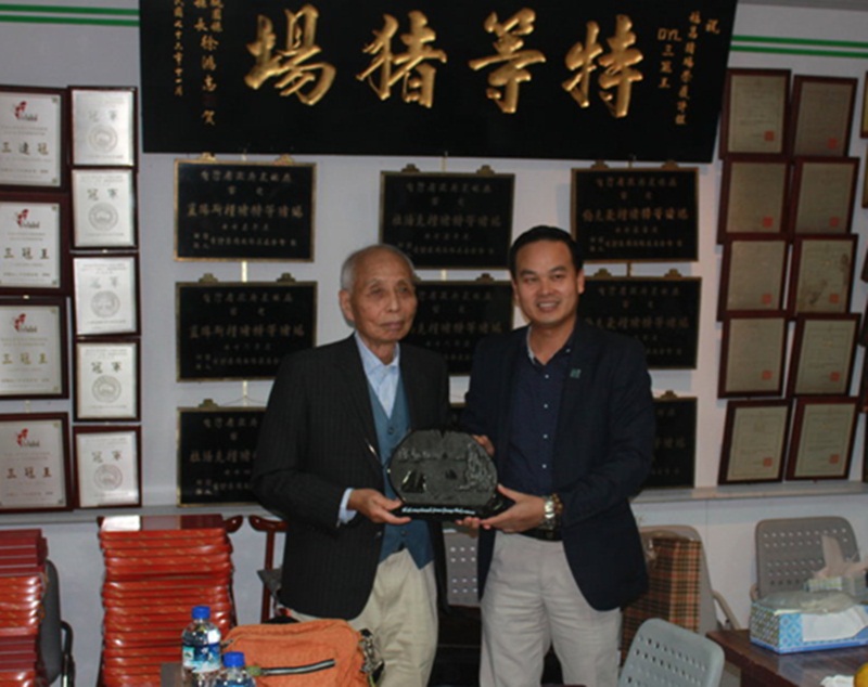 Ông Trương Mạnh Hùng, Phó trưởng Ban IPA Quảng Ninh đại diện tặng quà lưu niệm cho Ông Dương Chính Hồng, Chủ tịch HĐQT Tập đoàn Phúc Xương ( Đài Loan)