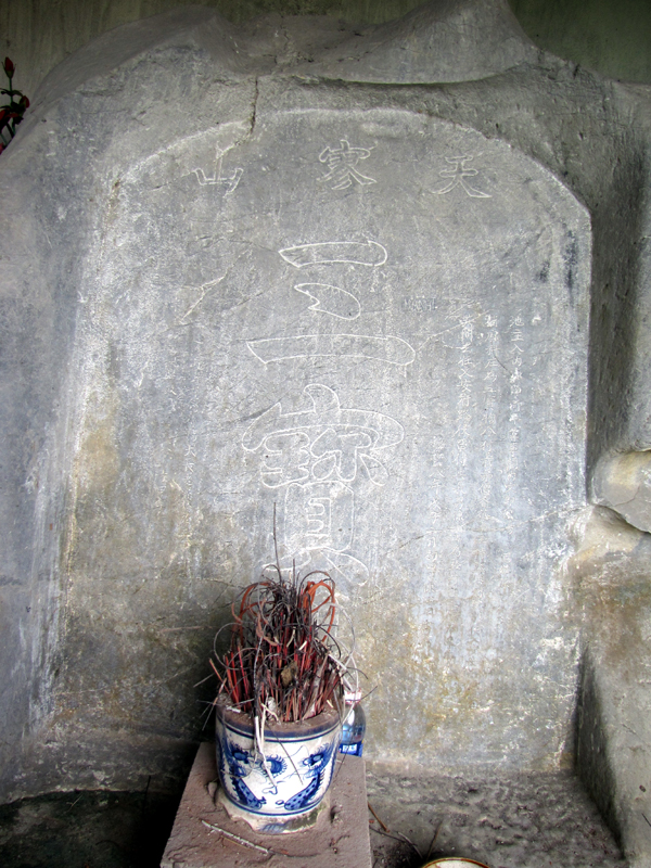 Văn bia cổ Tam Bảo địa trên núi Phượng Hoàng, xã Yên Đức (TX Đông Triều). 
