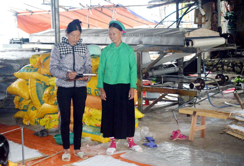 Chị Lạc Thị Sín, thôn Lục Ngù, xã Húc Động, sau khi qua lớp xoá mù chữ đã biết ghi chép sổ sách, cùng gia đình quản lý xưởng sản xuất miến dong.
