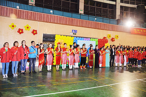 Thanh niên hai địa phương cùng cất cao lời ca, tiếng hát ca ngợi tình hữu nghị Việt - Trung. 