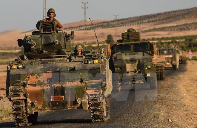 Xe tăng của quân đội Thổ Nhĩ Kỳ tham gia chiến dịch truy quét phiến quân IS tại khu vực biên giới Syria-Thổ Nhĩ Kỳ. (Nguồn: AFP/TTXVN)