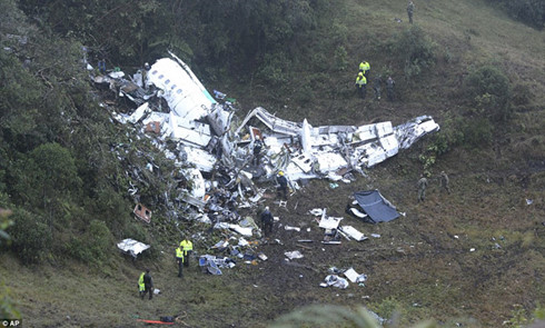 Hình ảnh chụp hiện trường vụ rơi máy bay chở các cầu câu lạc bộ Chapecoense, Brazil bị rơi ở Colombia. Ảnh: AP
