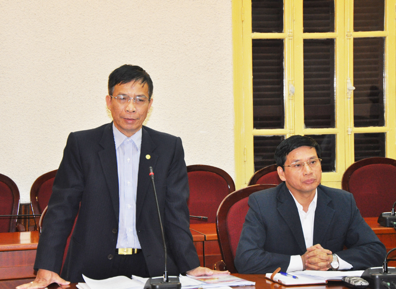 Đồng chí Đỗ Vũ Chung, Ủy viên BTV, Chủ nhiệm Ủy ban Kiểm tra Tỉnh ủy báo cáo tại buổi làm việc