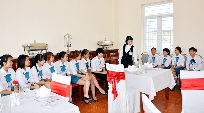 Sinh viên hệ cao đẳng quản trị nhà hàng và dịch vụ ăn uống, Trường Đại học Hạ Long, trong một giờ thực hành nghiệp vụ.