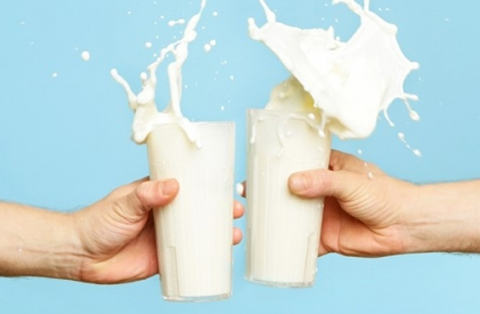 Uống sữa nhiều hơn 3 cốc mỗi ngày có thể gây ra nhiều tác dụng phụ.