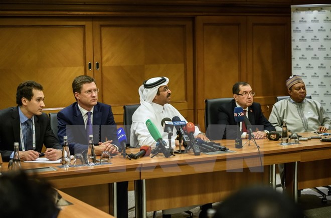 Bộ trưởng Năng lượng Nga Alexander Novak (thứ hai, trái), Chủ tịch OPEC Mohammed bin Saleh al-Sada (giữa), Bộ trưởng Năng lượng Algeria Noureddine Boutarfa (thứ hai, phải) và Tổng thư ký OPEC Mohammed Barkindo (phải) trong cuộc họp báo tại Hội nghị quốc tế về năng lượng tại Istanbul (Thổ Nhĩ Kỳ) ngày 12/10. (Nguồn: AFP/TTXVN)