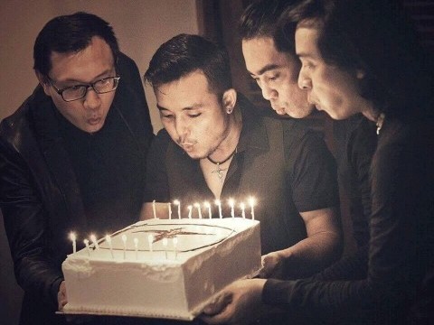 Hình ảnh chúc mừng sinh nhật Trần Lập của ban nhạc Bức Tường trong MV