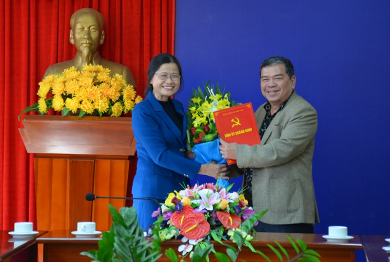 Đỗ Thị Hoàng cũng trao quyết định cho đồng chí Nguyễn Việt Thành, Phó Chủ tịch Thường trực Hội Nhà báo tỉnh nghỉ hưu theo chế độ.
