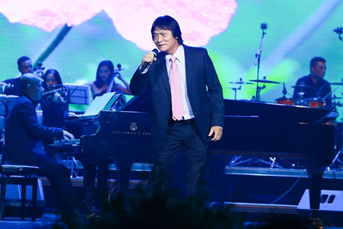 NSƯT Quang Lý biểu diễn trong đêm nhạc Phú Quang.