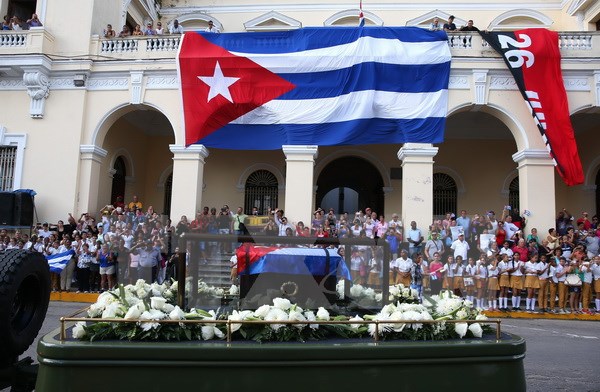 Người dân vĩnh biệt cố Lãnh tụ Fidel Castro khi đoàn xe tang mang tro cốt của ông tới Matanzas Malecon, Cuba. (Nguồn: EPA/TTXVN)