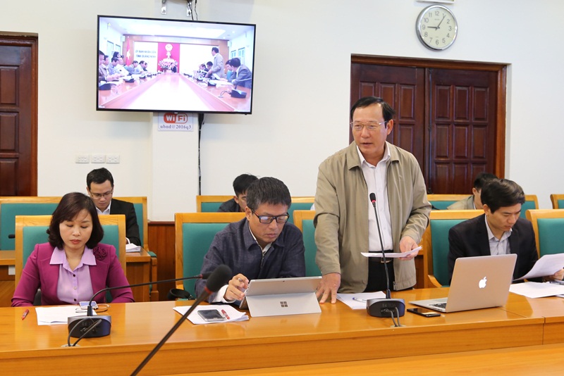 Lãnh đạo huyện Vân Đồn báo cáo về tiến độ GPMB các dự án tại buổi làm việc.