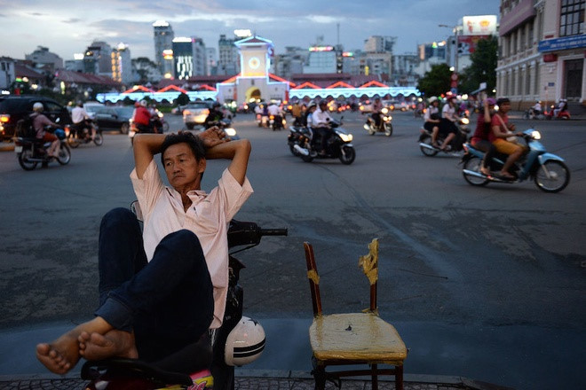 Người lái xe ôm trong một buổi tan tầm. Theo báo Mỹ, cách biệt giàu nghèo vẫn hiện hữu rất rõ ở cả thành thị lẫn nông thôn Việt Nam.