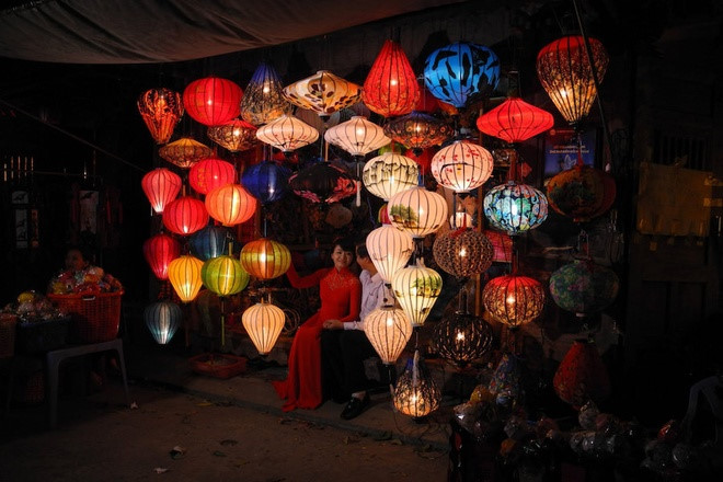 Một cặp đôi chụp hình với đèn lồng ở phố cổ Hội An, tỉnh Quảng Nam, miền trung Việt Nam. Usnews đánh giá Hội An trong tình trạng bảo tồn rất tốt, được UNESCO công nhận Di sản văn hoá thế giới và là điểm đến ưa thích của du khách nước ngoài.