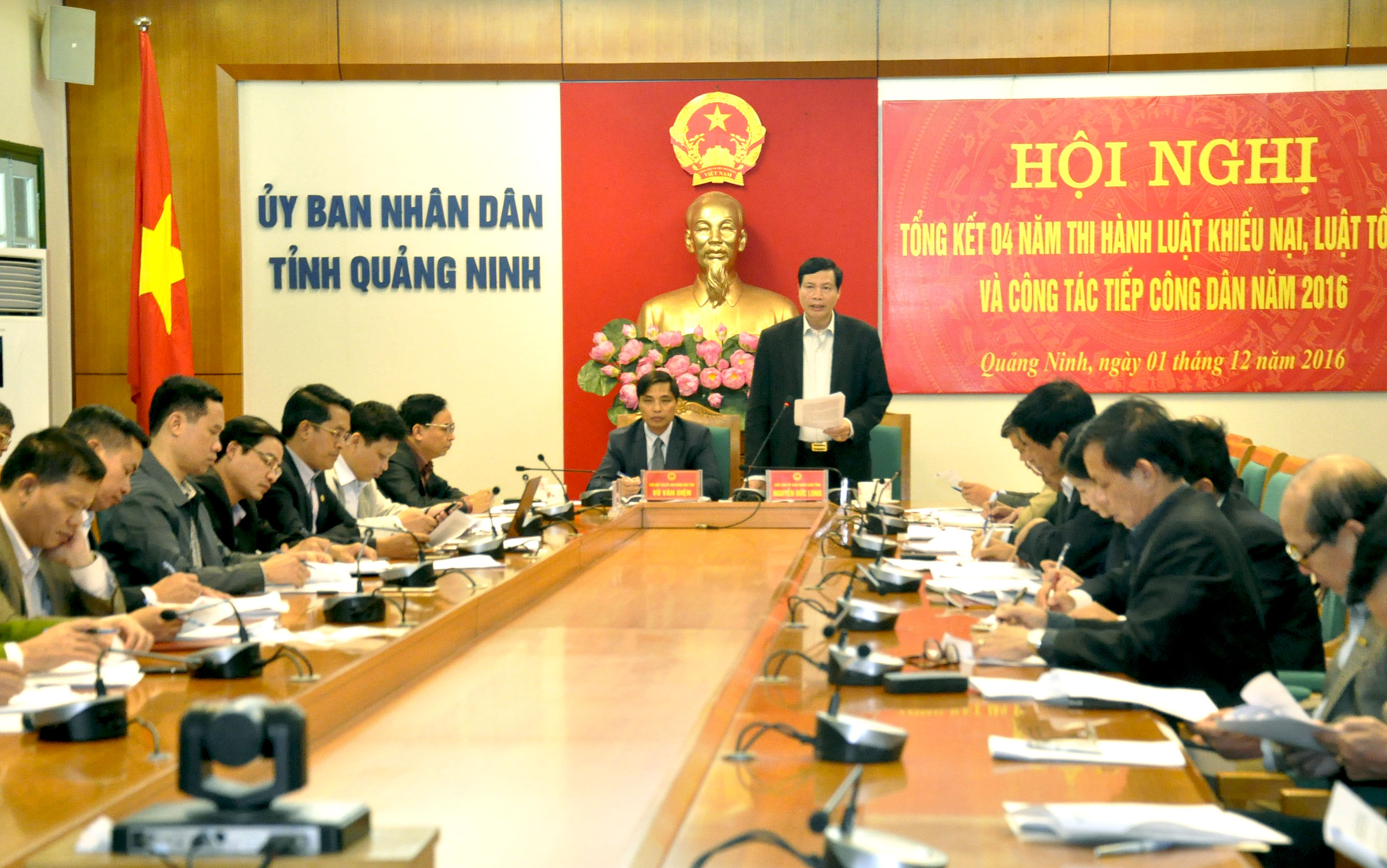 Đồng chí Vũ Văn Diện, Phó Chủ tịch UBND tỉnh phát biểu tại hội nghị