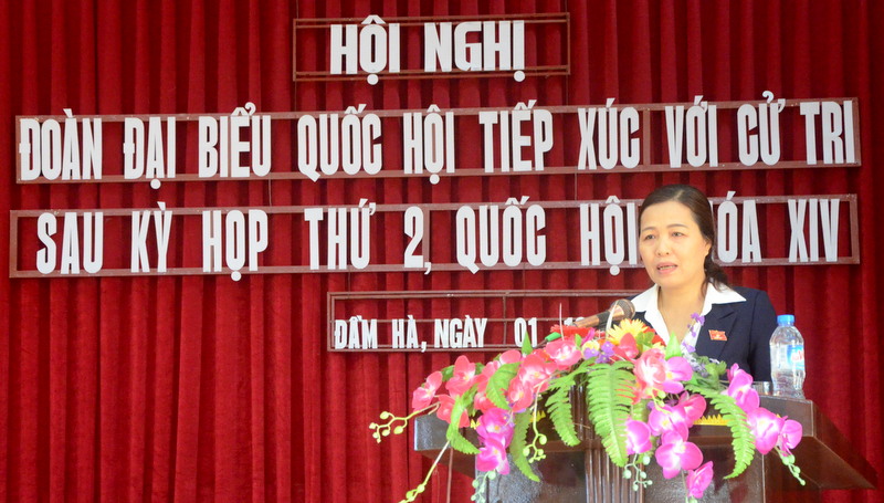 Đồng chí Đỗ Thị Lan, Phó Trưởng Đoàn ĐBQH tỉnh thông báo tới cử tri huyện Đầm Hà kết quả Kỳ họp thứ 2, Quốc hội khóa XIV