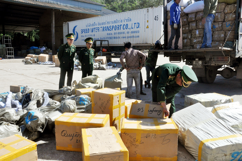 Cán bộ, chiến sĩ Đồn Biên phòng Quảng Đức kiểm tra hàng hoá ngăn chặn tội phạm buôn lậu tại khu vực Cửa khẩu Bắc Phong Sinh.