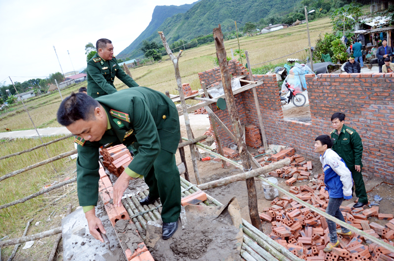 Chiến sĩ Đồn Biên phòng Pò Hèn tham gia giúp người dân xã Hải Sơn (TP Móng Cái) xây nhà.