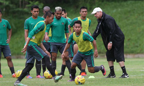 Riedl hướng dẫn các cầu thủ Indonesia trong buổi tập hôm 1/12. Ảnh: Affsuzukicup.com.