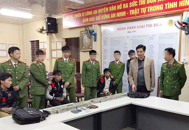Đại tá Trần Anh Tuấn, Giám đốc Công an tỉnh Sơn La (thứ hai từ phải) trực tiếp chỉ đạo lấy lời khai các đối tượng trong chuyên án thu giữ 30 bánh heroin tại huyện Vân Hồ.