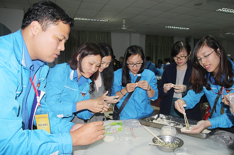 Các đại biểu thanh niên Quảng Ninh giao lưu văn hóa ẩm thực với Học viện giao lưu thanh niên quốc tế Quảng Tây. 