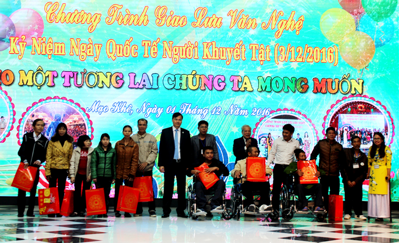 Lãnh đạo Hội bảo trợ người khuyết tật và trẻ em mồ côi tỉnh, TX Đông Triều và Công ty Hà Lan tặng xe lăn và quà cho người khuyết tật TX Đông Triều.