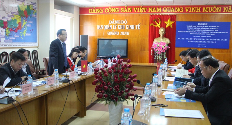 Quang cảnh trao đổi hợp tác kinh tế qua biên giới Móng Cái  (Việt Nam) - Đông Hưng ( Trung Quốc).