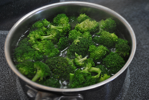 Khi luộc sôi bông cải xanh, bạn sẽ lãng phí nhiều vitamin vào trong nước. Ảnh: macandmolly