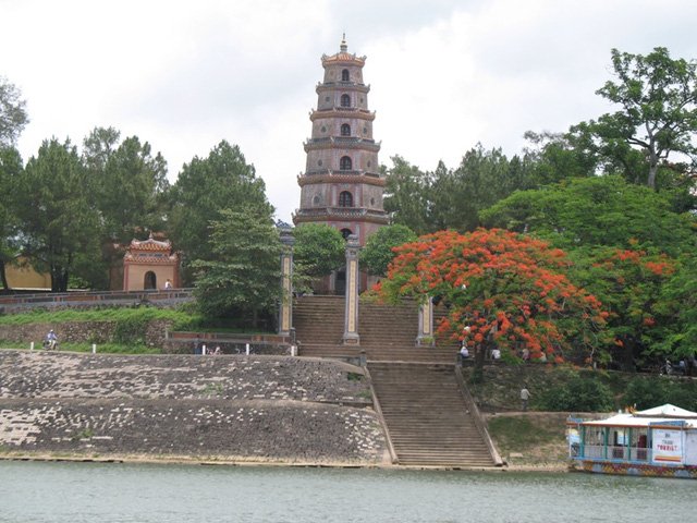 Chùa Thiên Mụ bên bờ sông Hương.