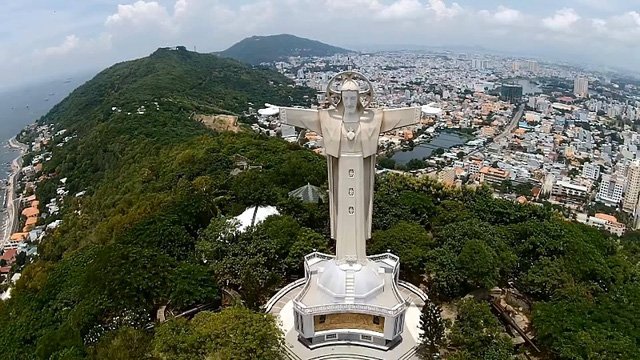 Bức tượng có thể xem như một phiên bản tương tự tại thành phố Rio de Janeiro của Brazil.